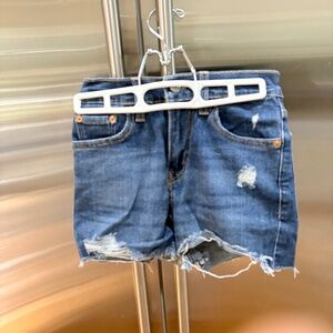 LEVI JEAN RIPPED SHORTS SIZE 23